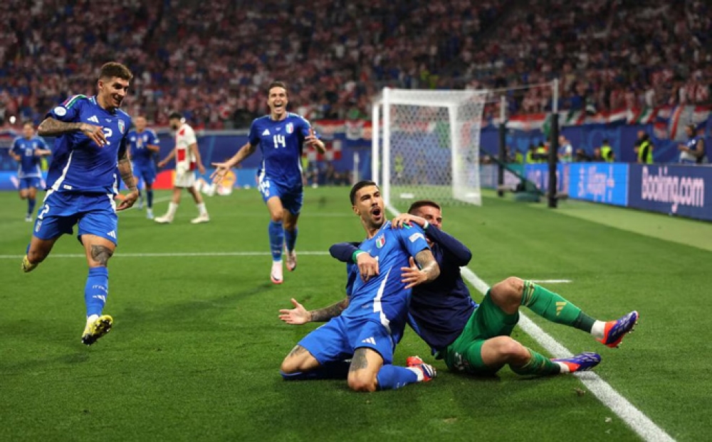 Italia hòa Croatia 1-1: Azzurri vượt qua vòng bảng đầy kịch tính